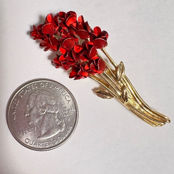 Elegant vintage 1997 Red Floral signed bouquet Brooch with Gold Accents - Picture 4 of 6